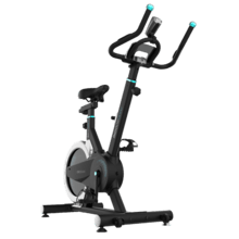 Bicicleta giratória interna DrumFit 13000 Race Sprint com volante de 13 kg. Ecrã LCD. Suporte ao dispositivo. Rodas de transporte. Resistência ao atrito. Sela ajustável vertical e horizontalmente. Peso máximo 110 kg e altura máxima 190 cm.