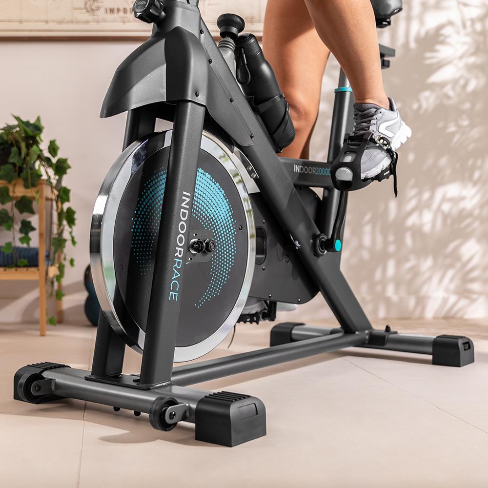 Volante de inercia de 20 kg y ruedas de transporte de la Cecotec DrumFit Indoor 20000 Race