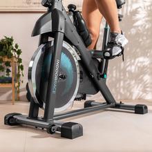 DrumFit Indoor 20000 Race Bicicleta de ciclismo indoor con volante de inercia de 20 Kg. Pulsómetro. Pantalla LCD. Doble soporte para dispositivos y soporte para botella. Manillar deportivo. Ruedas de transporte. Sillín ajustable vertical y horizontalmente. Peso máximo de 120 kg y altura máxima 190 cm.