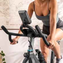 DrumFit Indoor 20000 Race Bicicleta de ciclismo indoor con volante de inercia de 20 Kg. Pulsómetro. Pantalla LCD. Doble soporte para dispositivos y soporte para botella. Manillar deportivo. Ruedas de transporte. Sillín ajustable vertical y horizontalmente. Peso máximo de 120 kg y altura máxima 190 cm.