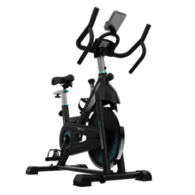 DrumFit Indoor 20000 Race Bicicleta de ciclismo indoor con volante de inercia de 20 Kg. Pulsómetro. Pantalla LCD. Doble soporte para dispositivos y soporte para botella. Manillar deportivo. Ruedas de transporte. Sillín ajustable vertical y horizontalmente. Peso máximo de 120 kg y altura máxima 190 cm.