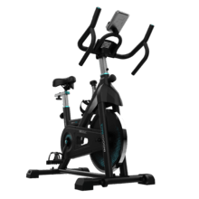 DrumFit Indoor 20000 Race Bicicleta de spinning indoor com volante de 20 kg. Ecrã LCD. Suporte duplo para dispositivos e porta-garrafas. Guiador desportivo. Rodas de transporte. Sela ajustável vertical e horizontalmente. Peso máximo 120 kg e altura máxima 190 cm.