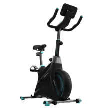 Vélo d'intérieur connecté DrumFit Indoor 10000 MagnoMotor avec système de résistance magnétique. Résistance motorisée. APP. Volant d'inertie de 10 Kg. Écran LCD. Prise en charge des appareils. Roues de transport. Pulsomètre. Poids maximum 120 kg et hauteur maximale 190 cm.