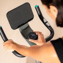 Vélo d'intérieur connecté DrumFit Indoor 10000 MagnoMotor avec système de résistance magnétique. Résistance motorisée. APP. Volant d'inertie de 10 Kg. Écran LCD. Prise en charge des appareils. Roues de transport. Pulsomètre. Poids maximum 120 kg et hauteur maximale 190 cm.