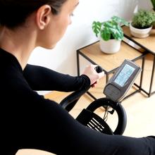 DrumFit Indoor 24000 Race Sprint Bicicleta de ciclismo indoor con volante de inercia de 24 Kg. APP. Pulsómetro. Pantalla LCD. Soporte para dispositivos y botella. Ruedas de transporte. Sillín ajustable vertical y horizontalmente. Peso máximo de 120 kg y altura máxima 190 cm.