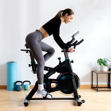 Bicicleta giratória interna DrumFit 24000 Race Sprint com volante de 24 Kg. Pulsômetro. Ecrã LCD. Suporte para dispositivo e garrafa. Rodas de transporte. Sela ajustável vertical e horizontalmente. Peso máximo 120 kg e altura máxima 190 cm.