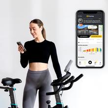 DrumFit Indoor 24000 Race Sprint Bicicleta de ciclismo indoor con volante de inercia de 24 Kg. APP. Pulsómetro. Pantalla LCD. Soporte para dispositivos y botella. Ruedas de transporte. Sillín ajustable vertical y horizontalmente. Peso máximo de 120 kg y altura máxima 190 cm.