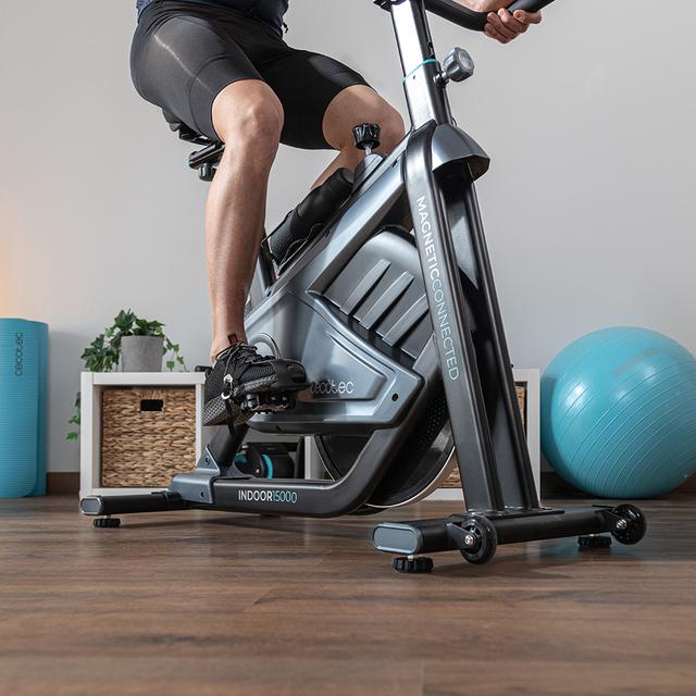 Cecotec DrumFit Indoor 15000 Magnetic Connected en uso durante entrenamiento en casa