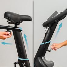 DrumFit Indoor 24000 Magnetic Connected Bicicleta indoor con sistema de resistencia magnética con volante de inercia de 24 Kg. APP. 8 niveles de resistencia. Pantalla LCD. Soporte para dispositivos. Pulsómetro. Ruedas de transporte. Sillín y manillar regulables. Peso máximo de 120 kg y altura máxima 190 cm.