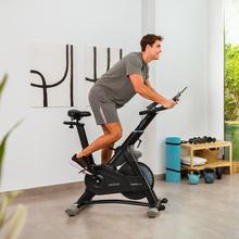 DrumFit Indoor 24000 Magnetic Connected Bicicleta indoor con sistema de resistencia magnética con volante de inercia de 24 Kg. APP. 8 niveles de resistencia. Pantalla LCD. Soporte para dispositivos. Pulsómetro. Ruedas de transporte. Sillín y manillar regulables. Peso máximo de 120 kg y altura máxima 190 cm.