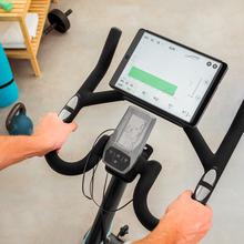 DrumFit Indoor 24000 Magnetic Connected Bicicleta indoor con sistema de resistencia magnética con volante de inercia de 24 Kg. APP. 8 niveles de resistencia. Pantalla LCD. Soporte para dispositivos. Pulsómetro. Ruedas de transporte. Sillín y manillar regulables. Peso máximo de 120 kg y altura máxima 190 cm.