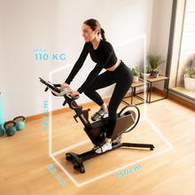 DrumFit Indoor Professional Incline Bicicleta profissional de interior com resistência e inclinação motorizadas. APP. Volante de inércia de 10 kg em alumínio. 16 níveis de inclinação. 32 níveis de resistência. Ecrã tátil. Peso máximo do utilizador 110 kg. Rodas de transporte. Suporte para dispositivo.