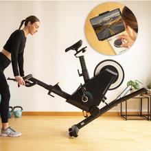 DrumFit Indoor Professional Incline Cyclette con sistema di resistenza magnetica e inclinazione motorizzata. APP. Volano da 10 Kg in alluminio. 16 livelli di inclinazione. 32 livelli di resistenza. Ruote di trasporto. Porta-dispositivi. Peso massimo 110 kg e altezza massima 190 cm.