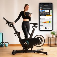 DrumFit Indoor Professional Incline Bicicleta profissional de interior com resistência e inclinação motorizadas. APP. Volante de inércia de 10 kg em alumínio. 16 níveis de inclinação. 32 níveis de resistência. Ecrã tátil. Peso máximo do utilizador 110 kg. Rodas de transporte. Suporte para dispositivo.