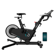 DrumFit Indoor Professional Incline Cyclette con sistema di resistenza magnetica e inclinazione motorizzata. APP. Volano da 10 Kg in alluminio. 16 livelli di inclinazione. 32 livelli di resistenza. Display touch. Peso massimo dell’utente: 110 kg. Ruote di trasporto. Supporto per dispositivi.