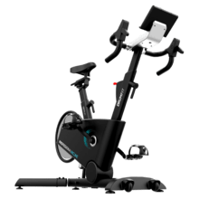DrumFit Indoor Professional Incline Cyclette con sistema di resistenza magnetica e inclinazione motorizzata. APP. Volano da 10 Kg in alluminio. 16 livelli di inclinazione. 32 livelli di resistenza. Ruote di trasporto. Porta-dispositivi. Peso massimo 110 kg e altezza massima 190 cm.