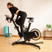 DrumFit Indoor Professional Incline Bicicleta profissional de interior com resistência e inclinação motorizadas. APP. Volante de inércia de 10 kg em alumínio. 16 níveis de inclinação. 32 níveis de resistência. Ecrã tátil. Peso máximo do utilizador 110 kg. Rodas de transporte. Suporte para dispositivo.