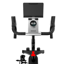 DrumFit Indoor Professional Incline Cyclette con sistema di resistenza magnetica e inclinazione motorizzata. APP. Volano da 10 Kg in alluminio. 16 livelli di inclinazione. 32 livelli di resistenza. Ruote di trasporto. Porta-dispositivi. Peso massimo 110 kg e altezza massima 190 cm.