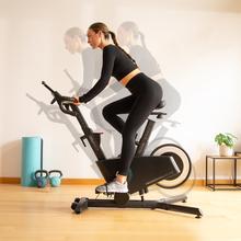 DrumFit Indoor Professional Incline Bicicleta profissional de interior com resistência e inclinação motorizadas. APP. Volante de inércia de 10 kg em alumínio. 16 níveis de inclinação. 32 níveis de resistência. Ecrã tátil. Peso máximo do utilizador 110 kg. Rodas de transporte. Suporte para dispositivo.