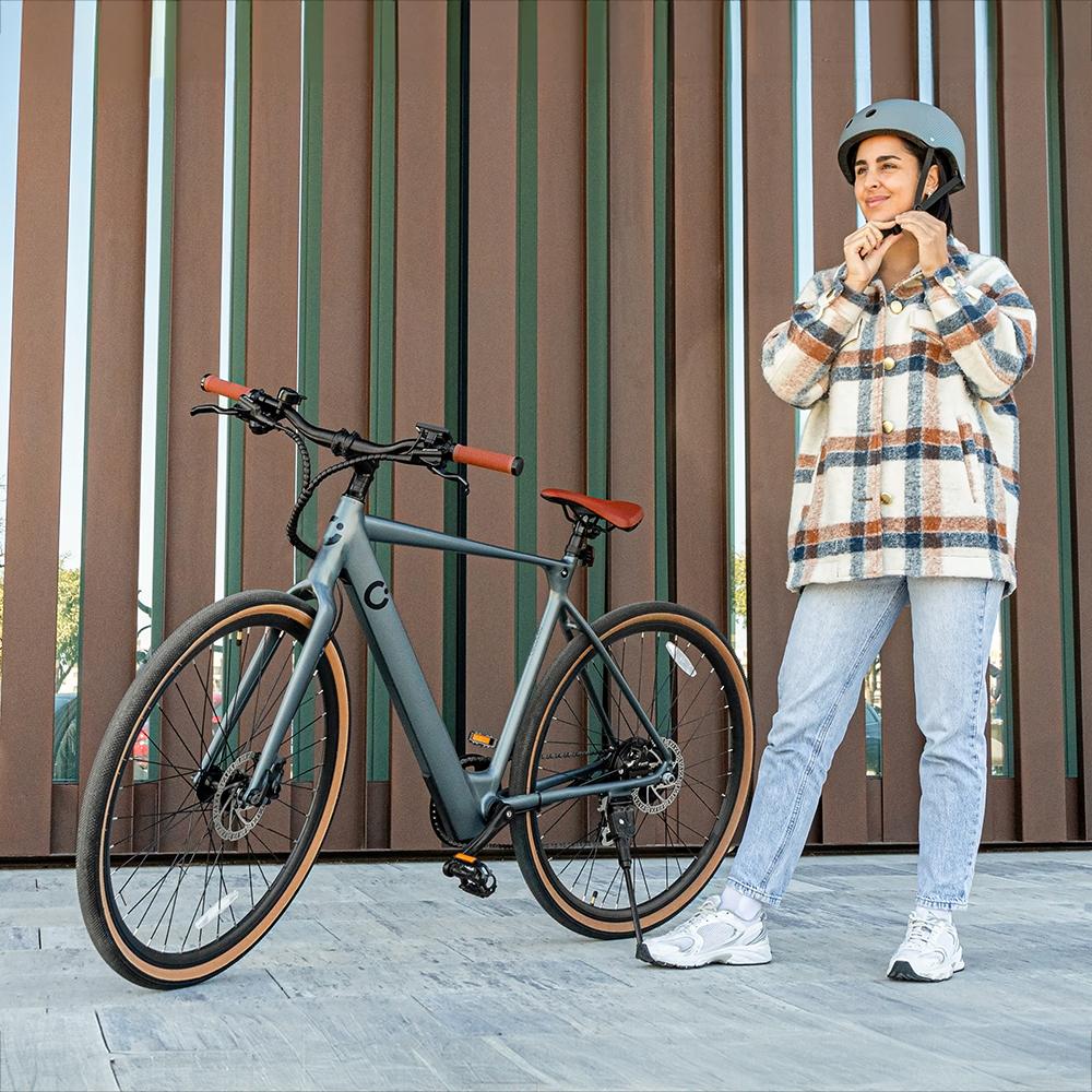 Bicicleta eléctrica CECOTEC Sprint Silver en entorno urbano