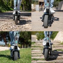 Bongo Serie Y45 Patinete eléctrico con motor de 750 W (350 W nominal) y autonomía de 45 km. Ruedas de 10” y doble suspensión. Cumple con todos los requisitos de la nueva normativa española de circulación.