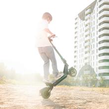 Bongo Serie Y45 Patinete eléctrico con motor de 750 W (350 W nominal) y autonomía de 45 km. Ruedas de 10” y doble suspensión. Cumple con todos los requisitos de la nueva normativa española de circulación.