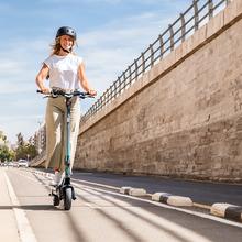 Bongo Serie Y45 Patinete eléctrico con motor de 750 W (350 W nominal) y autonomía de 45 km. Ruedas de 10” y doble suspensión. Cumple con todos los requisitos de la nueva normativa española de circulación.