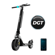 Trotinete elétrica Bongo Serie A+ Max 45 Connected de 700 W com batería extraível e trocável de até 45 km de autonomia e aplicação para o telemóvel. Certificado de conformidade com os requisitos da regulamentação espanhola de trânsito rodoviário.