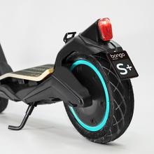 Bongo Serie S+ Max Infinity Patinete eléctrico con potencia máxima de  750 W y tracción trasera para darle una conducción más deportiva. Autonomía de hasta 30 km y ruedas tubeless de 10" y 4 modos de conducción (Peatón, Eco, Confort y Sport).