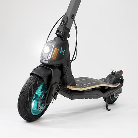 Detalle frontal del patinete CECOTEC Bongo Serie S+ Max Infinity con luz LED