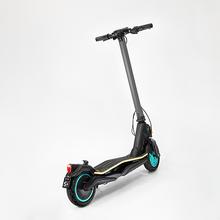 Bongo Serie S+ Max Infinity Patinete eléctrico con potencia máxima de  750 W y tracción trasera para darle una conducción más deportiva. Autonomía de hasta 30 km y ruedas tubeless de 10" y 4 modos de conducción (Peatón, Eco, Confort y Sport).