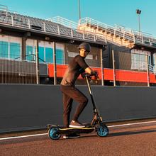 Bongo Serie S+ Max Infinity Patinete eléctrico con potencia máxima de  750 W y tracción trasera para darle una conducción más deportiva. Autonomía de hasta 30 km y ruedas tubeless de 10" y 4 modos de conducción (Peatón, Eco, Confort y Sport).