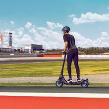 Bongo Serie S+ Max Infinity Patinete eléctrico con potencia máxima de  750 W y tracción trasera para darle una conducción más deportiva. Autonomía de hasta 30 km y ruedas tubeless de 10" y 4 modos de conducción (Peatón, Eco, Confort y Sport).