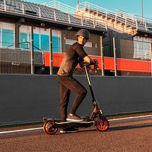 Trottinette électrique avec une puissance maximale de 750 W et suspension arrière pour une conduite plus sportive. Autonomie jusqu'à 40 km, pneus tubeless de 10" et 3 modes de conduite (Piéton, Confort et Sport).