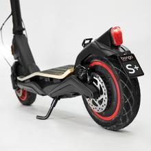 Bongo Serie S+ Max Unlimited Patinete eléctrico con potencia máxima de 750 W y tracción trasera para darle una conducción más deportiva. Autonomía de hasta 40 km, ruedas tubeless de 10" y 4 modos de conducción (Peatón, Eco, Confort y Sport).