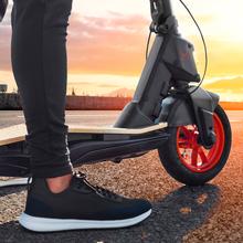 Trottinette électrique avec une puissance maximale de 750 W et suspension arrière pour une conduite plus sportive. Autonomie jusqu'à 40 km, pneus tubeless de 10" et 3 modes de conduite (Piéton, Confort et Sport).