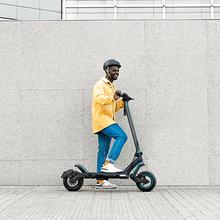 Trottinette électrique Bongo Z On Road avec une puissance maximale de 1000 W et une suspension dynamique à double bras avec technologie SXƧ pour surmonter tous les obstacles. Avec une autonomie jusqu'à 55 km et des roues On road de 10.5".