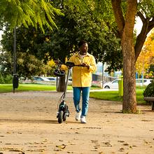 Trottinette électrique Bongo Z On Road avec une puissance maximale de 1000 W et une suspension dynamique à double bras avec technologie SXƧ pour surmonter tous les obstacles. Avec une autonomie jusqu'à 55 km et des roues On road de 10.5".