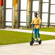 Trottinette électrique Bongo Z On Road avec une puissance maximale de 1000 W et une suspension dynamique à double bras avec technologie SXƧ pour surmonter tous les obstacles. Avec une autonomie jusqu'à 55 km et des roues On road de 10.5".