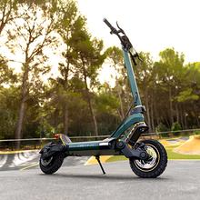 Trottinette électrique Bongo Z Off Road avec une puissance maximale de 1000 W et une suspension dynamique à double bras avec technologie SXƧ pour surmonter tous les obstacles. Avec une autonomie jusqu'à 50 km et des pneus Off Road de 10.5".