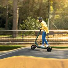 Trottinette électrique Bongo Z Off Road avec une puissance maximale de 1000 W et une suspension dynamique à double bras avec technologie SXƧ pour surmonter tous les obstacles. Avec une autonomie jusqu'à 50 km et des pneus Off Road de 10.5".