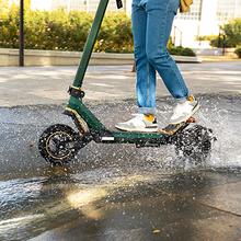 Trottinette électrique Bongo Z Off Road avec une puissance maximale de 1000 W et une suspension dynamique à double bras avec technologie SXƧ pour surmonter tous les obstacles. Avec une autonomie jusqu'à 50 km et des pneus Off Road de 10.5".