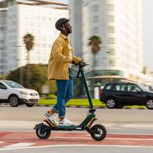 Trottinette électrique Bongo Z Off Road avec une puissance maximale de 1000 W et une suspension dynamique à double bras avec technologie SXƧ pour surmonter tous les obstacles. Avec une autonomie jusqu'à 50 km et des pneus Off Road de 10.5".