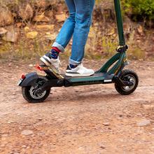 Trottinette électrique Bongo Z Off Road avec une puissance maximale de 1000 W et une suspension dynamique à double bras avec technologie SXƧ pour surmonter tous les obstacles. Avec une autonomie jusqu'à 50 km et des pneus Off Road de 10.5".