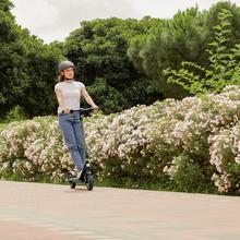 Bongo D30 Patinete eléctrico de 350 W con un pico máximo de 650 W y 30 km de autonomía. Homologado para cumplir con los requisitos de la normativa española de circulación.