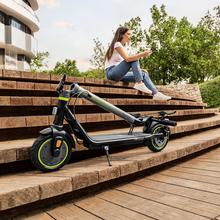 Bongo D30 Patinete eléctrico de 350 W con un pico máximo de 650 W y 30 km de autonomía. Homologado para cumplir con los requisitos de la normativa española de circulación.