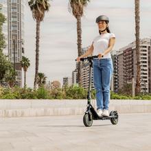 Bongo D30 Patinete eléctrico de 350 W con un pico máximo de 650 W y 30 km de autonomía. Homologado para cumplir con los requisitos de la normativa española de circulación.