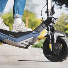 Bongo serie doble Z75 Patinete eléctrico con doble motor de 2200 W (500 W+500 W nominal) y autonomía de 75 km. Ruedas de 10,5” y doble suspensión. Cumple con todos los requisitos de la nueva normativa española de circulación.