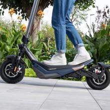 Bongo serie doble Z75 Patinete eléctrico con doble motor de 2200 W (500 W+500 W nominal) y autonomía de 75 km. Ruedas de 10,5” y doble suspensión. Cumple con todos los requisitos de la nueva normativa española de circulación.