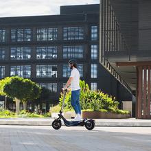 ‌Bongo serie doble Z75 Trotinete elétrica com duplo motor de 2200 W (500 W + 500 W nominal) e com autonomia de 75 km. Rodas de 10,5” e suspensão dupla. Cumpre todos os requisitos da nova regulamentação espanhola de trânsito rodoviário.